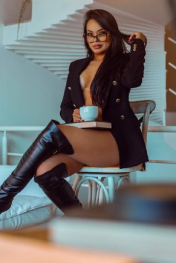 Acompanhante LAUREN - Sou morena simpática,educada e carinhosa. corpo violão, bunduda ,safadinha e toda natural. Ansiosa pelo teu contato!!